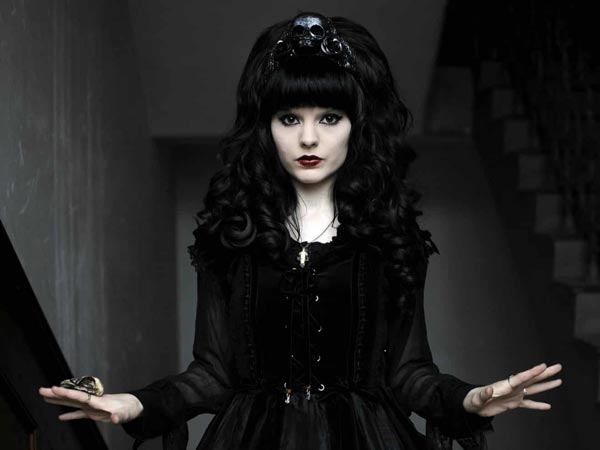 جواهرات و اکسسورها در سبک و استایل گوتیک یا وحشی پر طرفدار هستند را مشاهده می کنید.