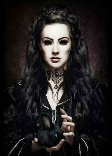 رنگ مشکی جزو ثابت استایل گوتیک یا وحشی است.