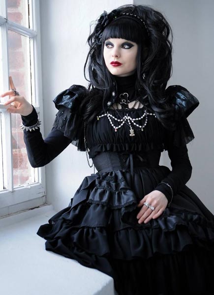 چرا نباید از سبک لباس پوشیدن گوتیک یا وحشی پیروی کنیم را در این عکس مشاهده می کنید.