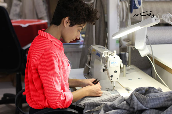 فردی در حال طراحی و دوخت پوشاک است.