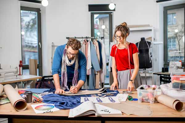 کار طراحی لباس مد روز با اعضای تیم