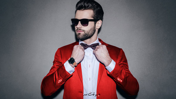تیپ مردانه با کروات و کت شیک قرمز