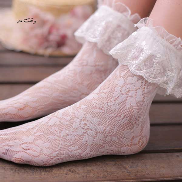 مدلی جذاب از جوراب بابی زنانه که با تو و روبان تزئین شده است.
