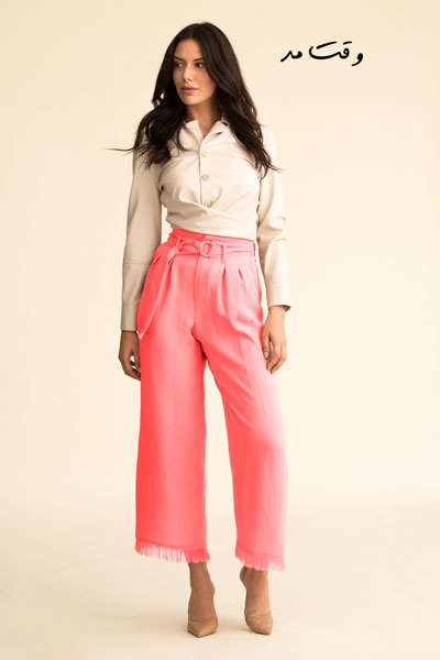 مدلی شیک از لباس زنانه با قد کوتاه و اندام ریز که یکی از اصطلاحات مد است.