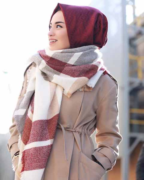 مدلی زیبا و جدید از روسری موهر یا پشمی زنانه که مناسب فصل سرد سال است.