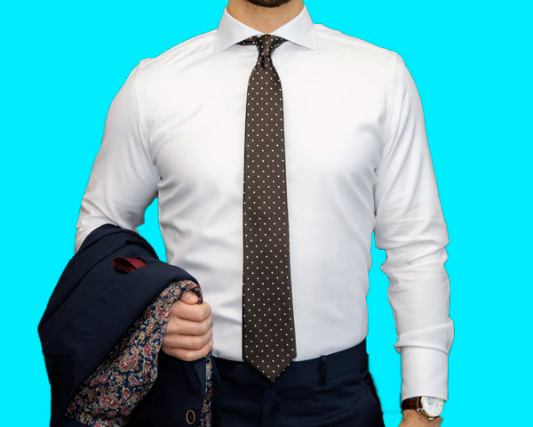 مدلی از کراوات طرحدار خال خالی مردانه شیک ست با بلوز سفید