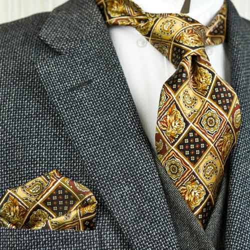 مدل زیبا از کراوات مردانه با طرح بته جقه به رنگ طلایی یا زرد