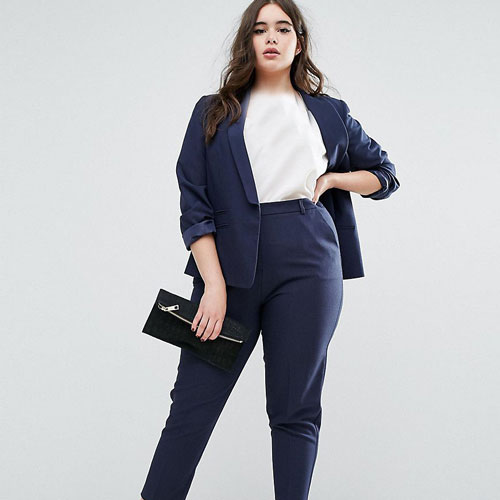 کت و شلوار ست رنگ سورمه ای با شومیز سفید مناسب استایل فرم بدن ساعت شنی