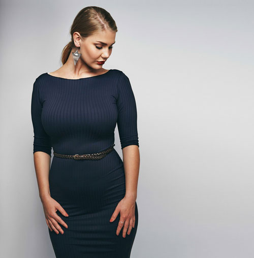 پیراهن سورمه ای با کمربند و گوشواره شیک مناسب اندام ساعت شنی