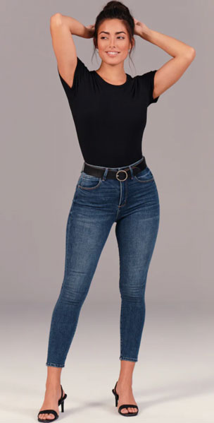 بلوز آستین کوتاه با رنگ مشکی و جذب مناسب اندام ساعت شنی