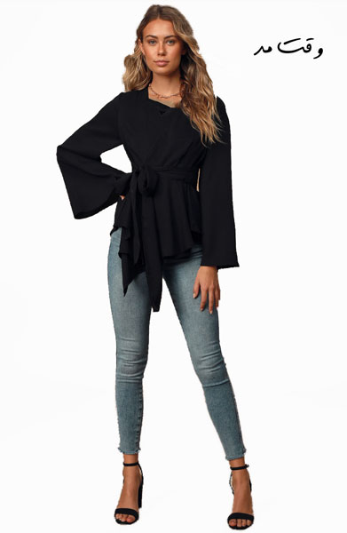 شومیز مشکی چین دار همراه با شلوار جین جذب یا مام فیت که مناسب استایل ساعت شنی هست را مشاهده میکنید.