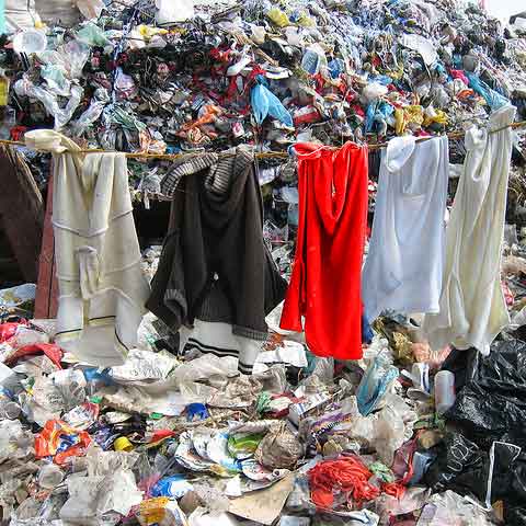 نمونه ای از تصویری که مد سریع در حال نابودی انسان و محیط زیست است.