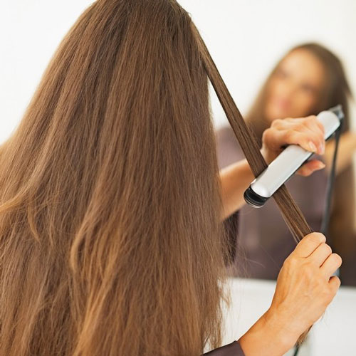 استفاده مداوم از اتوی مو و سشوار باعث شکنندگی و خشکی مو میشود.