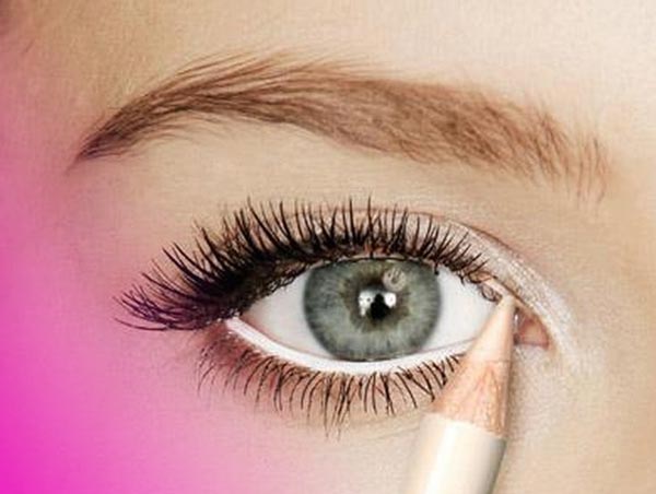 استفاده از مداد سفید داخل چشم برای افرادی که چشمان درشت دارند.
