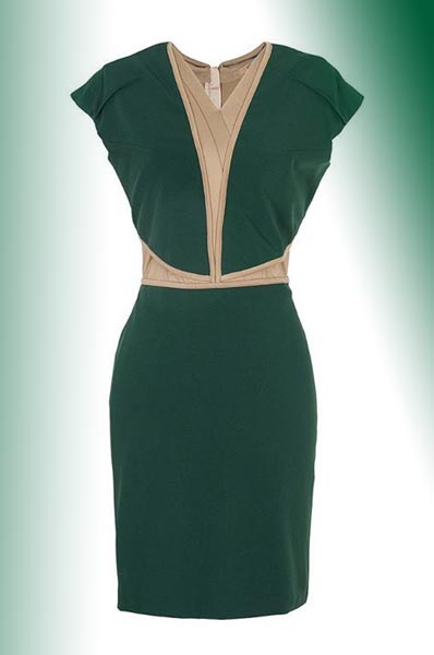 پیراهن مجلسی زنانه سبز رنگ با حاشیه کرم، یکی از نمونه ست کردن رنگ سبز با لباس است.