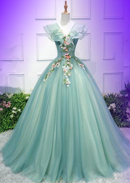 پیراهن مجلسی بلند توری شیک ، یکی از انواع مدل لباس مجلسی زنانه 2023 است.