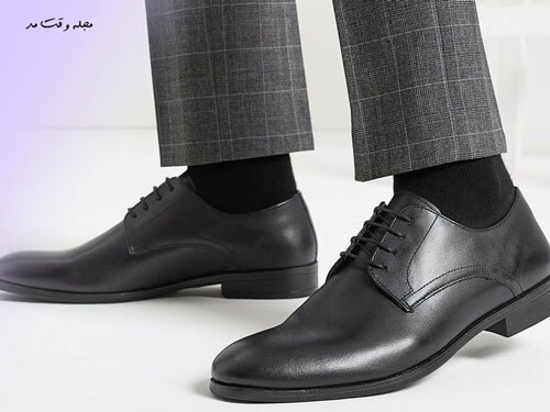 کفش مردانه دربی مشکی ست شده با کت و شلوار، یکی از انواع مدل کفش، مناسب کت و شلوار مردانه است.