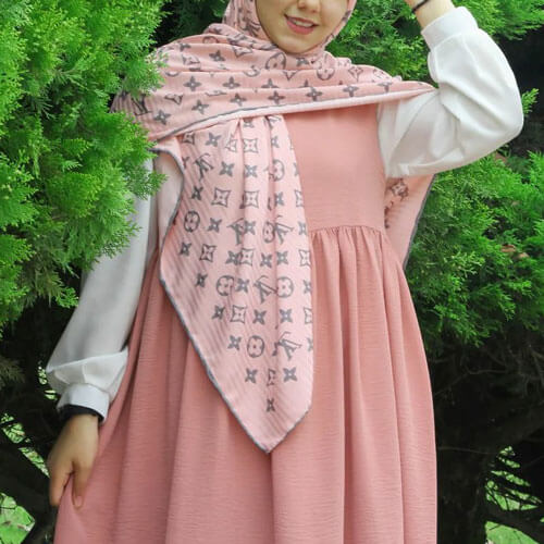 تیپ زنانه کنار دریا